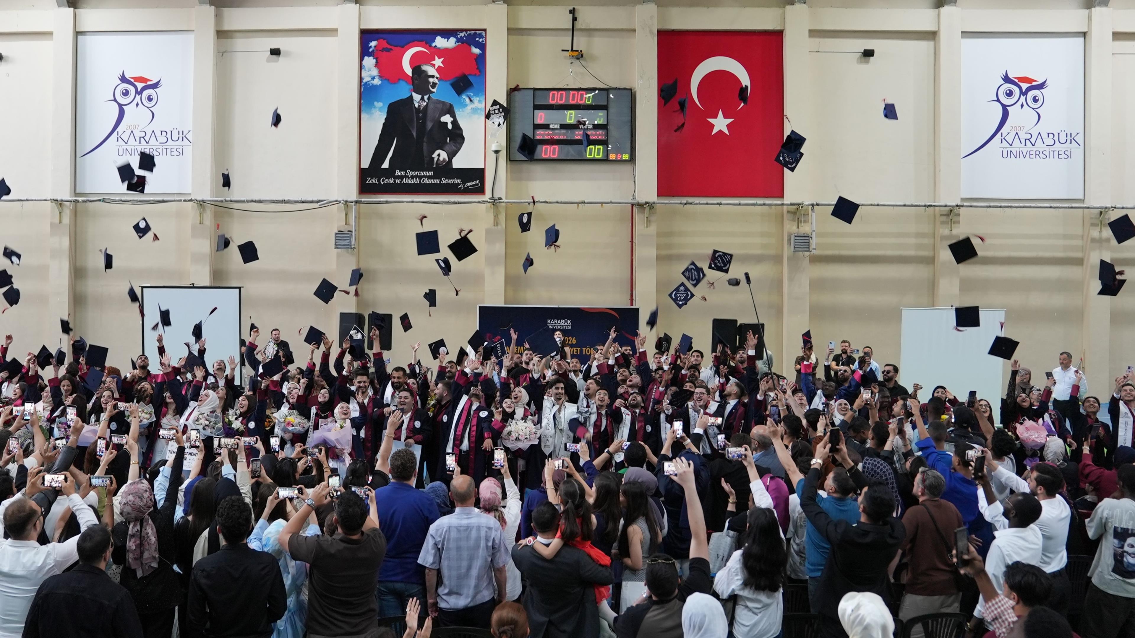 Karabük Üniversitesinde Mühendislik ve Doğa Bilimleri Fakültesi Mezuniyet Coşkusu