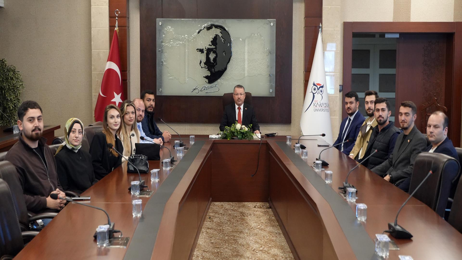 AK Parti Karabük İl Gençlik Kolları ve ÜNİAK Yönetiminden Rektör Kırışık’a Ziyaret