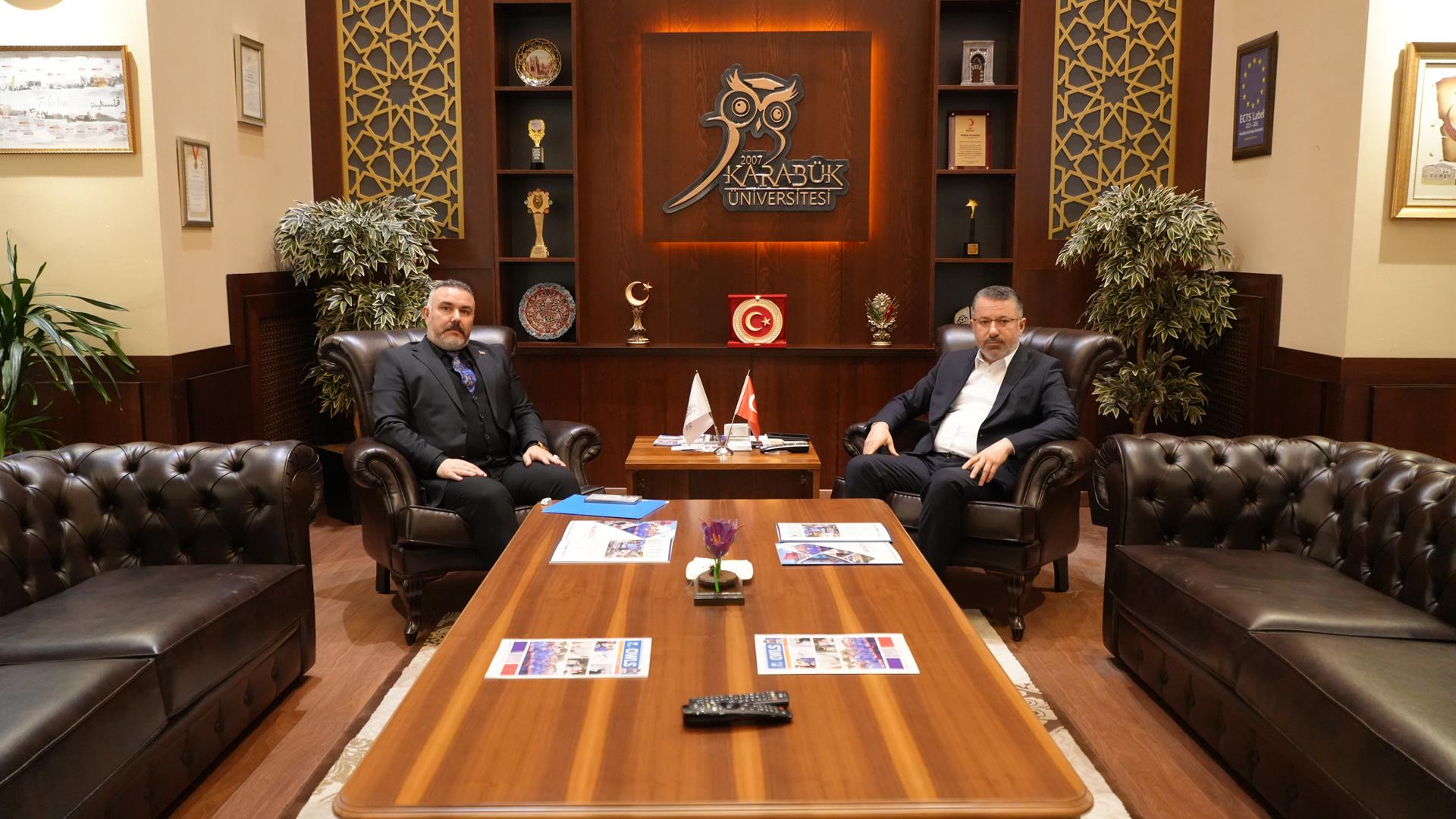 Karabük Merkez Mahalle Muhtarları Derneği Başkanı Özçelik’ten KBÜ Rektörü Kırışık’a Ziyaret