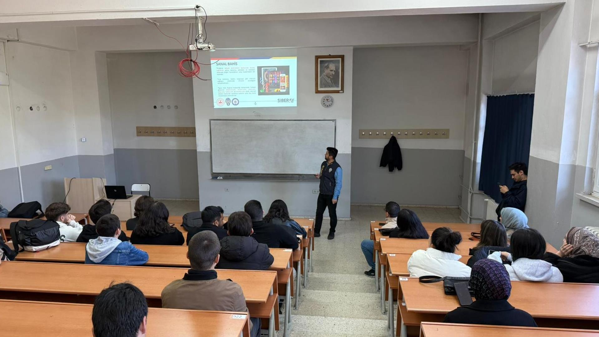 KBÜ'de Öğrencilere "Siber Faaliyetler, Kumar Bağımlılığı ve Bilinçli İnternet Kullanımı" Eğitimi Verildi